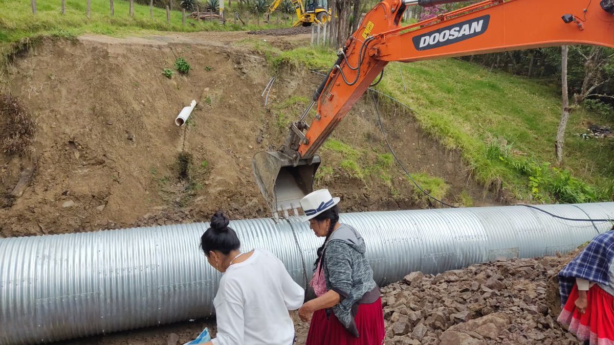 En la época invernal la vía Girón-La Ramada en #Bellavista colapsó por un socavón. Luego del armado del armico se realizan labores de colocado para posterior habilitación del paso. El armico se adquirió mancomunada entre <a href="/Municipio_Giron/">Municipio de Girón</a> y <a href="/AzuayPrefectura/">Prefectura del Azuay</a>