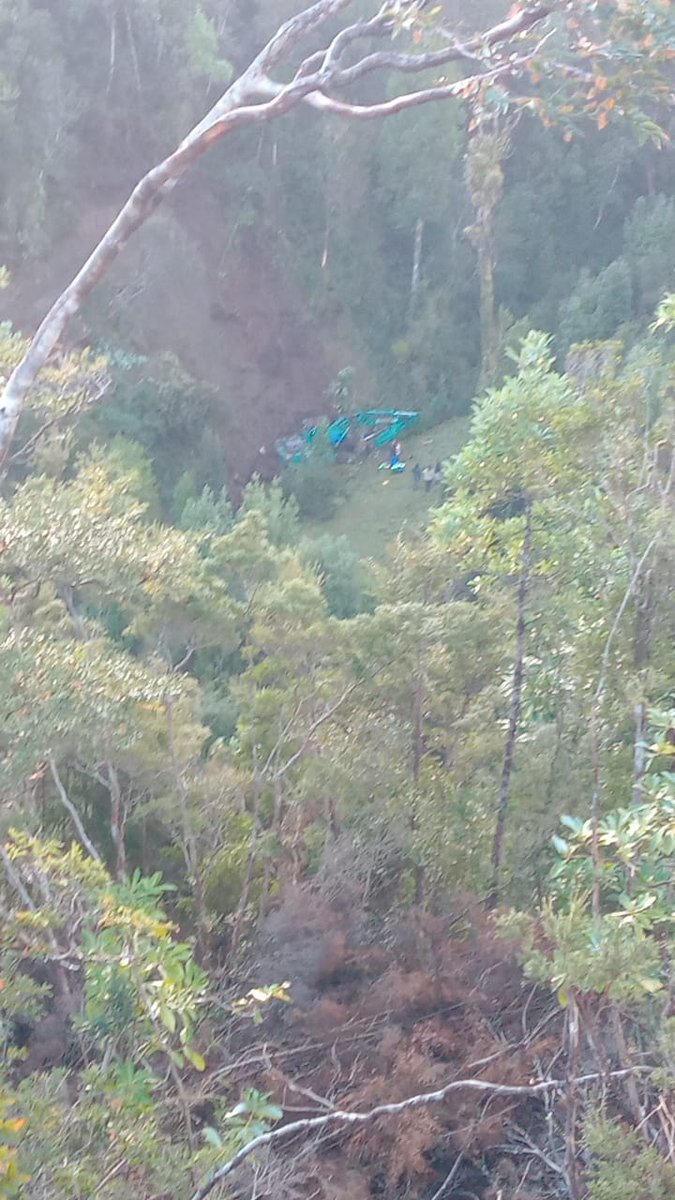 #Chonchi, bomberos trabaja en el sector de #Cucao camino muelle de las almas por volcamiento de maquinaria, habrías una persona lesionada. Foto RRSS <a href="/erchiloe/">Emergencias Chiloé</a> <a href="/TTILosLagos/">TransporTeinforma Región de Los Lagos</a> <a href="/GrupoWurtlitzer/">Grupo Wurtlitzer</a> <a href="/pera334/">Luis Peranchiguay C. 🤘</a> <a href="/firemancastro/">Luis Gallardo M</a>
