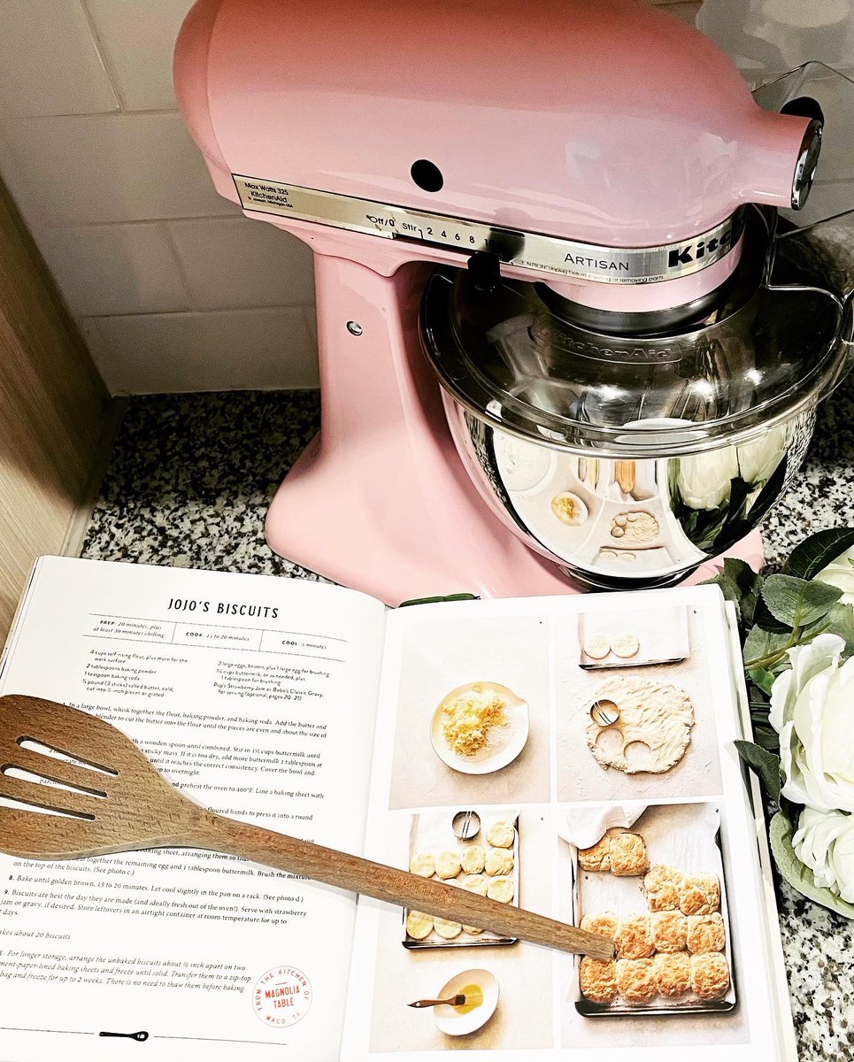 Can’t wait to dive into this beauty! It wouldn’t be the south if I didn’t start with homemade biscuits! <a href="/magnolia/">magnolia</a> 💛
#ugc #ugccreator #ugccontentcreator #foodandwine #hospitality