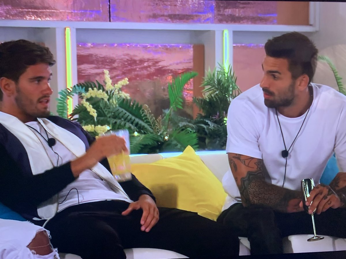ellegalle's tweet photo. “if he wants to go i’ll fucking go”
*says absolutely nothing* #LoveIsland https://t.co/715KQb3hYg