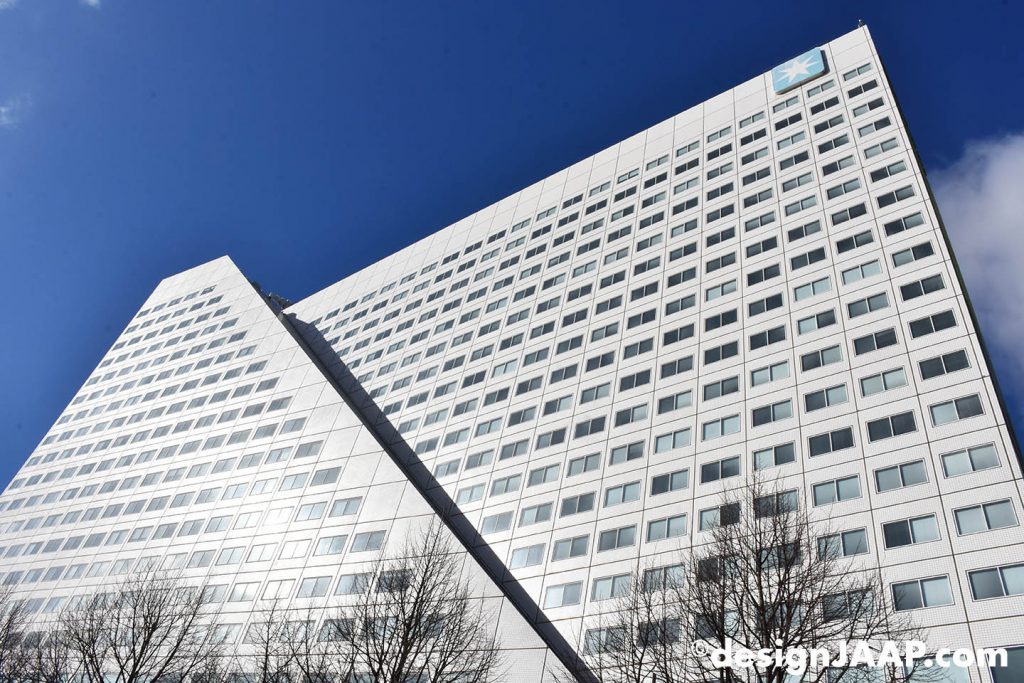 JohnKuijt's tweet image. Quists zichtbaarste en daarom bekendste werk is het kantoorgebouw Willemswerf uit 1988, een ruim 90 meter hoge doos aan de Maas in Rotterdam die wordt doorkliefd door een diagonale wig. #Quist #RIP