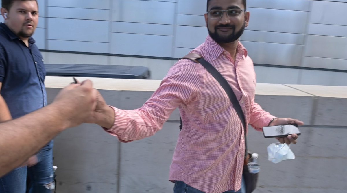 Outside, we spoke to #AWS attendees. Engineers. Consultants. Designers. Coders. We did sidewalk teach ins. We held space. They filled it with care for workers, immigrants, Black lives and Palestinians by showing their solidarity with stickers on their badges. 🧵 #AmazonHurts