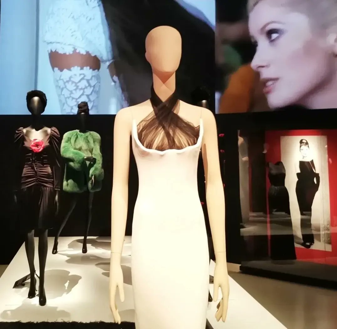 Myriamrak's tweet photo. Ouverture aujourd'hui de l'exposition "Ciné y Moda - por Jean-Paul Gaultier" à Barcelone ⚓ 📸 Exposition organisée par la @FundlaCaixa et la @cinemathequefr, supervisée par #imediateclearance 📽

@barcelona #imediateclearance #imediateteam #cineymoda @JPGaultier https://t.co/4GKFqVY7sO