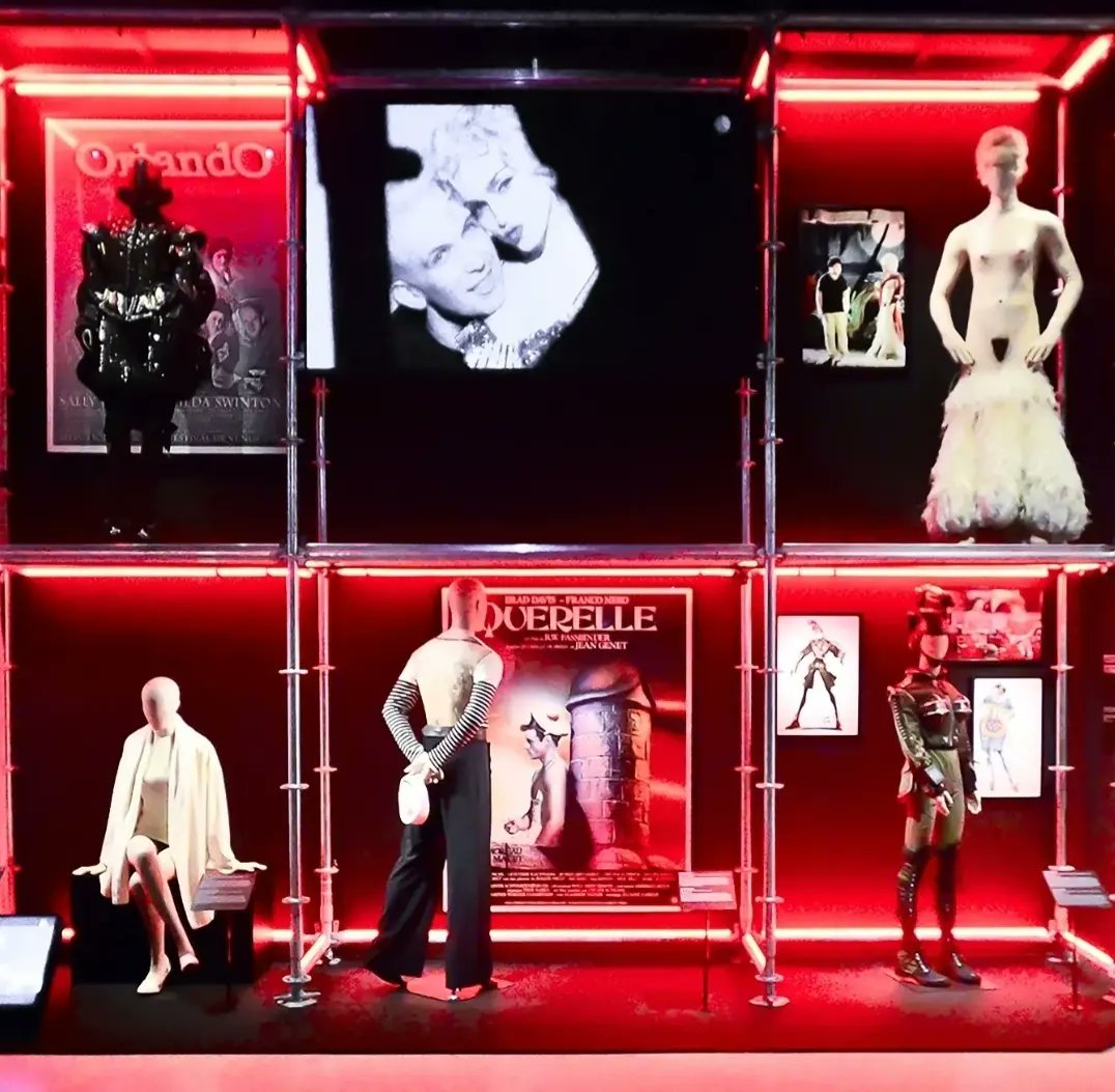 Myriamrak's tweet photo. Ouverture aujourd'hui de l'exposition "Ciné y Moda - por Jean-Paul Gaultier" à Barcelone ⚓ 📸 Exposition organisée par la @FundlaCaixa et la @cinemathequefr, supervisée par #imediateclearance 📽

@barcelona #imediateclearance #imediateteam #cineymoda @JPGaultier https://t.co/4GKFqVY7sO