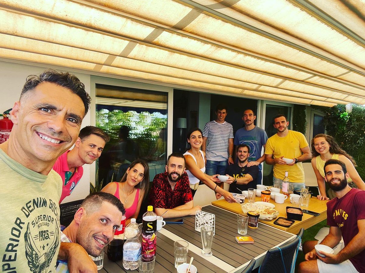 aicuesta's tweet photo. Celebrando la vida 🙏🏼 #BuenAño #academicLife #orgullodeEquipo #BBQ clinimetricos 2021/2  @CatedraFisUMA https://t.co/UiERwVzhgk