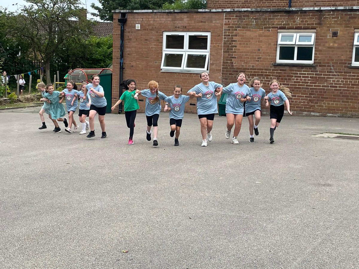 WoodchurchCofE's tweet photo. A huge well done to our Mini Mermaids who completed their final 5k run today. You all absolutely smashed it. Well done all and thanks to Annabel @FullOfBeansFit for your help
#minimermaids #thisgirlcan https://t.co/hsqgiJb6As