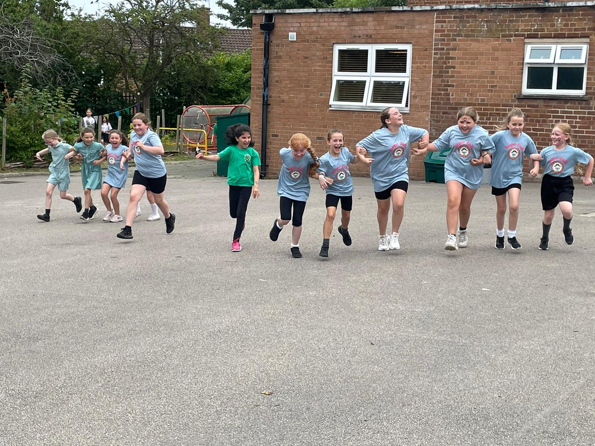 WoodchurchCofE's tweet photo. A huge well done to our Mini Mermaids who completed their final 5k run today. You all absolutely smashed it. Well done all and thanks to Annabel @FullOfBeansFit for your help
#minimermaids #thisgirlcan https://t.co/hsqgiJb6As