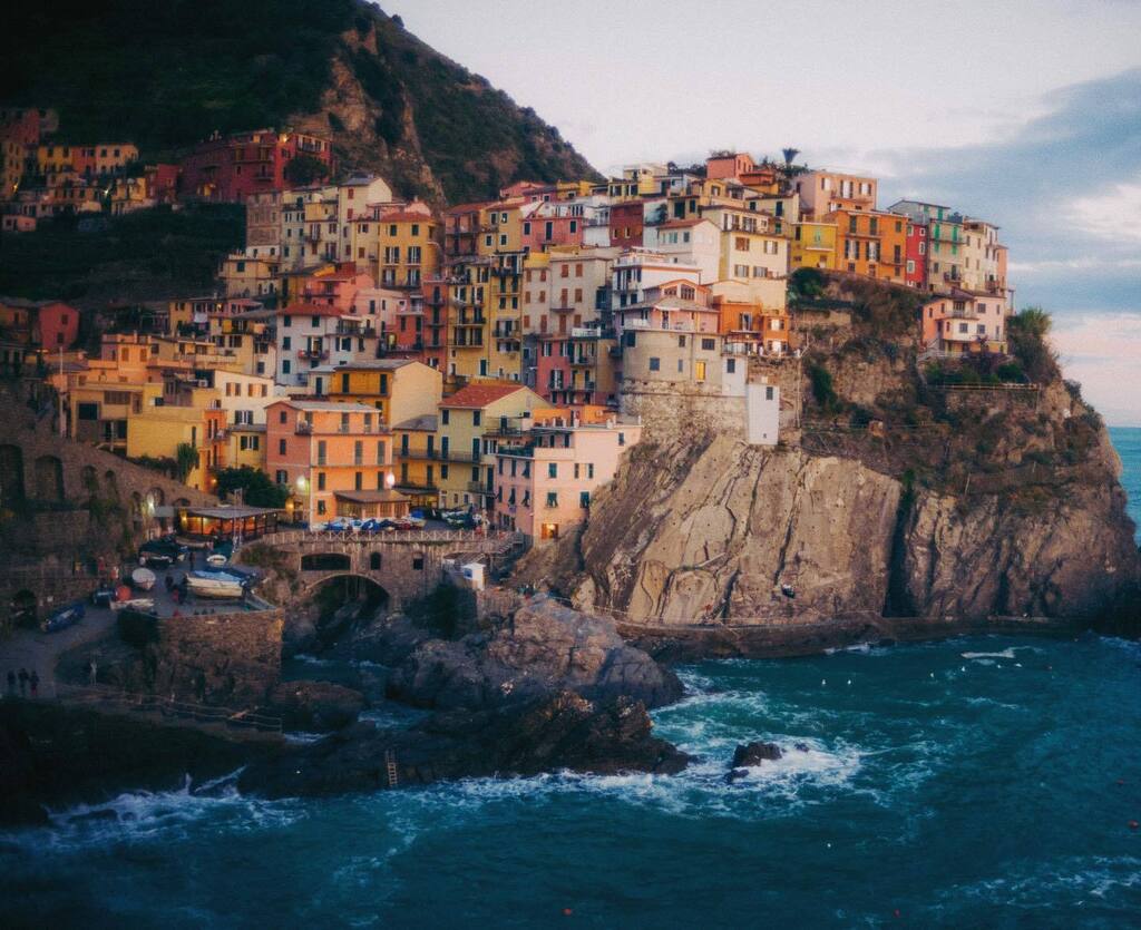 Wie gemalt.🖌️🇮🇹

•
•
•
•
•
#visititaly #cinqueterre #italianplaces #manarola #discoveritaly #iloveitaly #italygram #igersitaly #riomaggiore #visititalia #artisticphoto #italytravel #italytrip #italia365 #vernazza  #ig_fotoitaliane #ig_toscana #it… instagr.am/p/Cf7KvdaMtc5/