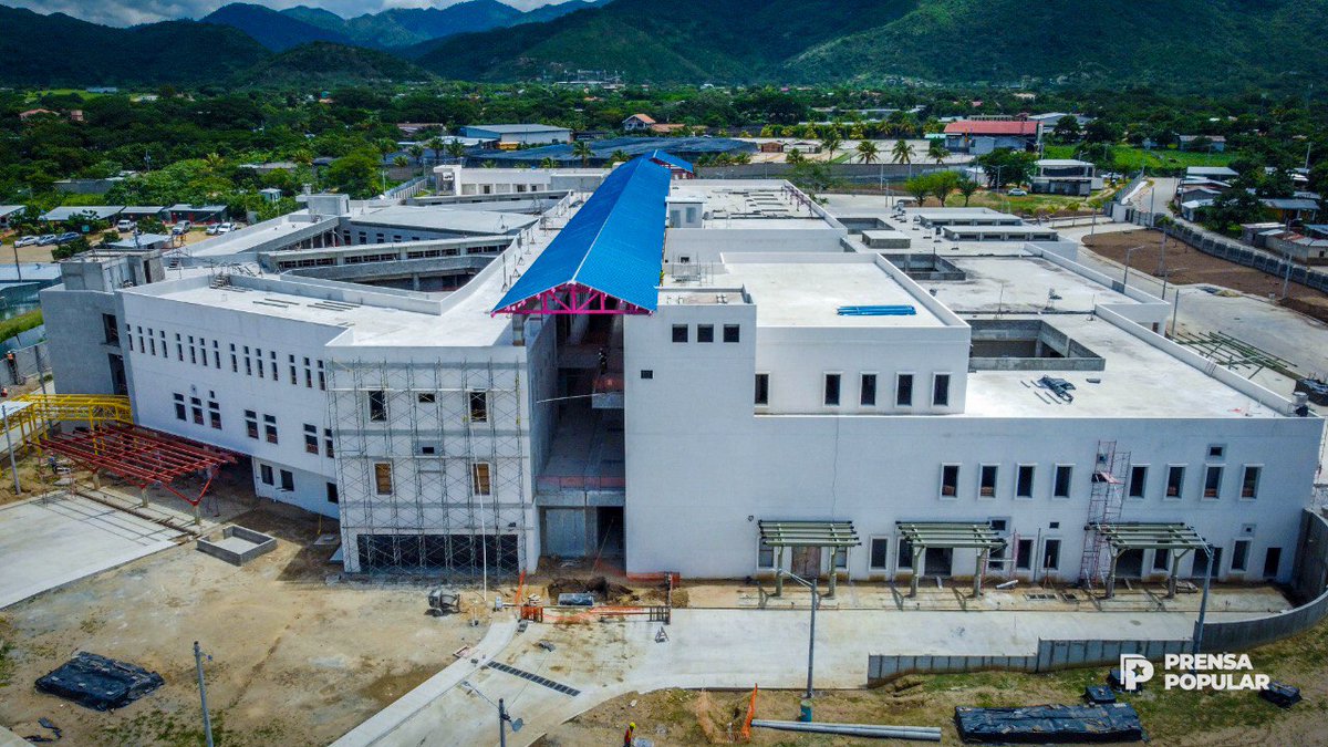 PrensaPopulr's tweet photo. 1/2 #Fotos📸 del avance de la construcción del nuevo hospital de referencia Regional en el municipio de Ocotal, departamento de Nueva Segovia, con una inversion de 72 millones de dólares. 🇳🇮✊🏻🏥🏗👷🏻‍♂️🔴⚫

#4319FuerzaDeVictorias 
#Nicaragua https://t.co/wVwnCShke7