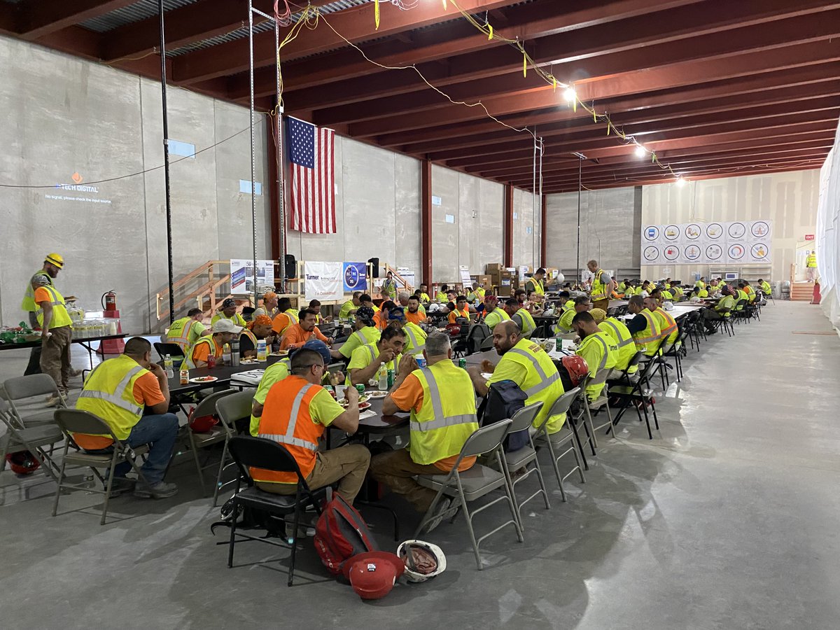 The team had lunch to celebrate 100,000 workforce hours on-site at this data center project without any recordable incidents.  

Congrats on this accomplishment! 

#safety #construction #chicagoconstruction #criticalfacilities #datacenter