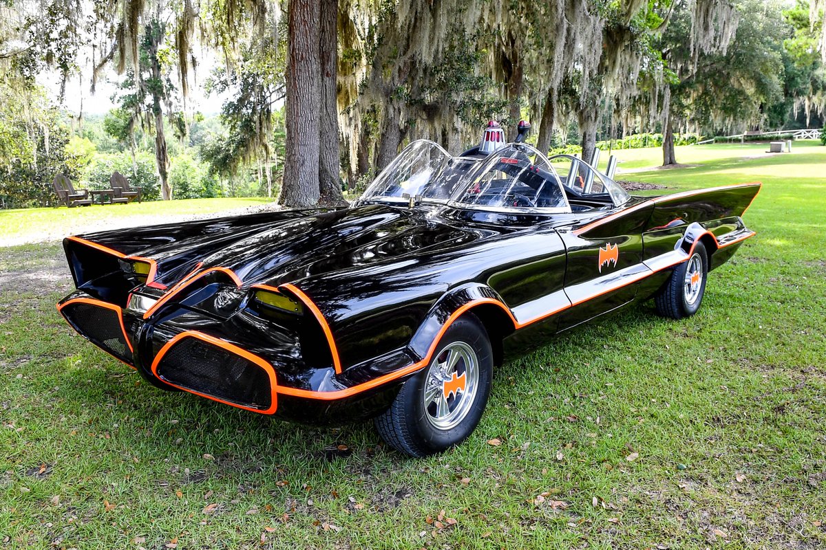 POW! You really don't need to have a split personality like Bruce Wayne to get excited about the next car here at Clasiq.com –  Ladies, gentlemen and citizens of Gotham City – we present the 1966 Batmobile! 
clasiq.com/auction/1966-b…
#batman