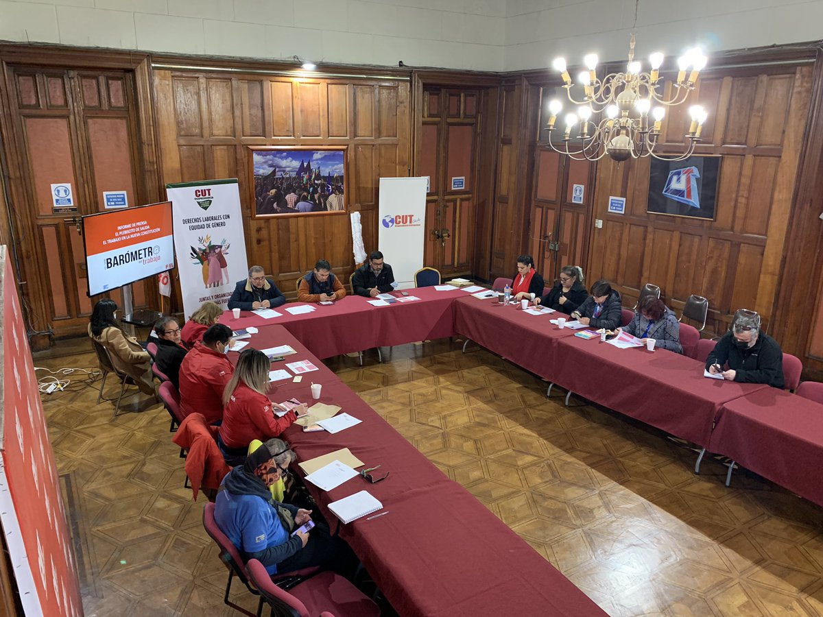 Cutchile's tweet photo. Dirigentas y dirigentes de las CUT zonales de la Región Metropolitana ya se encuentran en nuestra sede, con el objetivo de organizarnos de cara al plebiscito de salida el próximo 4 de septiembre 💪 #Comando4S #AprueboDeSalida https://t.co/HnUKutd8Nt