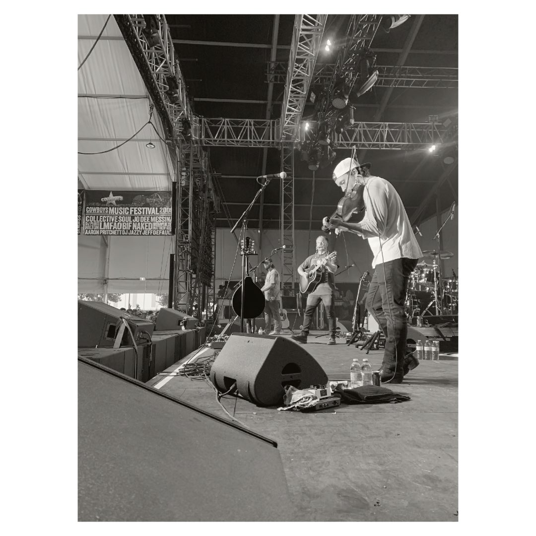 willybphotos's tweet photo. The crowd at the Zach Bryan show last night was the most energetic and engaged that I’ve ever seen. Everybody singing every word to every song. Absolute pandemonium. 

“And heavy eyes ain’t born for resting” - @zachlanebryan https://t.co/PhqJZJGHBw