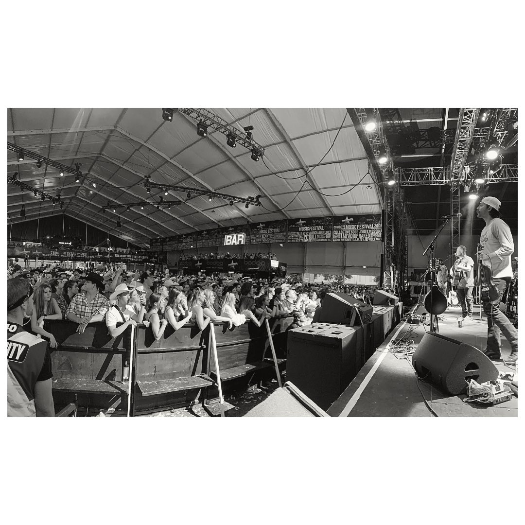 willybphotos's tweet photo. The crowd at the Zach Bryan show last night was the most energetic and engaged that I’ve ever seen. Everybody singing every word to every song. Absolute pandemonium. 

“And heavy eyes ain’t born for resting” - @zachlanebryan https://t.co/PhqJZJGHBw
