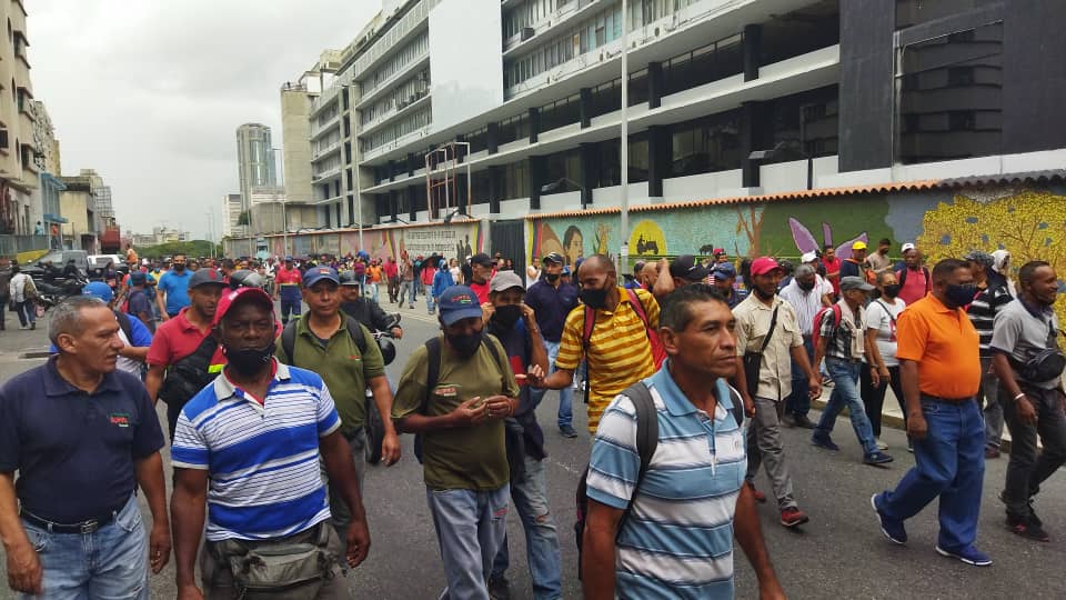 Sutraucv1's tweet photo. SutraUcv Caracas informa: Así fue la concentración y marcha realizada por hoy por los gremios universitarios y otros sectores públicos y privados, en contra del instructivo ONAPRE, Sr. @NicolasMaduro, escucha a el pueblo obrero, quien clama por la justicia Social y sus derechos. https://t.co/McJsxsLSEw