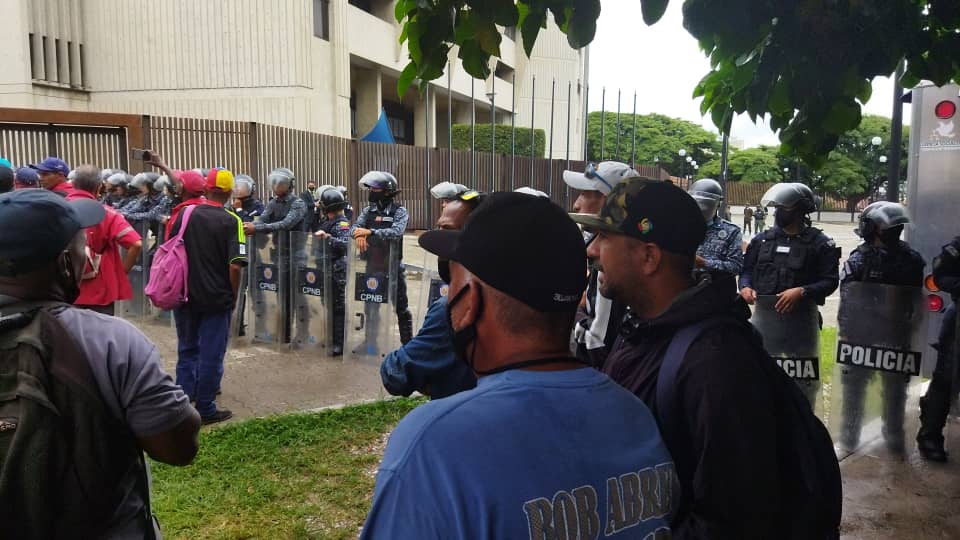 Sutraucv1's tweet photo. SutraUcv Caracas informa: Así fue la concentración y marcha realizada por hoy por los gremios universitarios y otros sectores públicos y privados, en contra del instructivo ONAPRE, Sr. @NicolasMaduro, escucha a el pueblo obrero, quien clama por la justicia Social y sus derechos. https://t.co/McJsxsLSEw