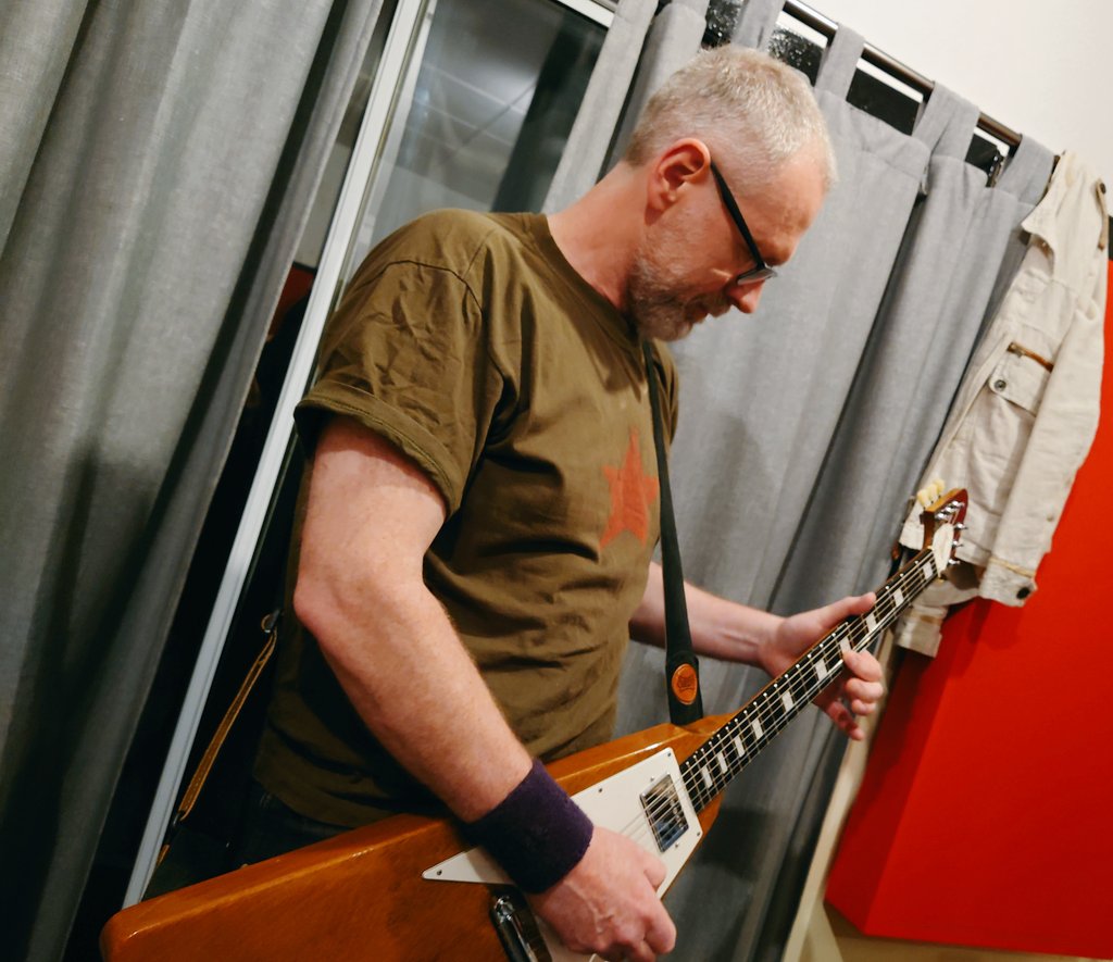 VioletSigns's tweet image. Vocal and guitar finished, recording's done. Now a wee bit of mixing magic.