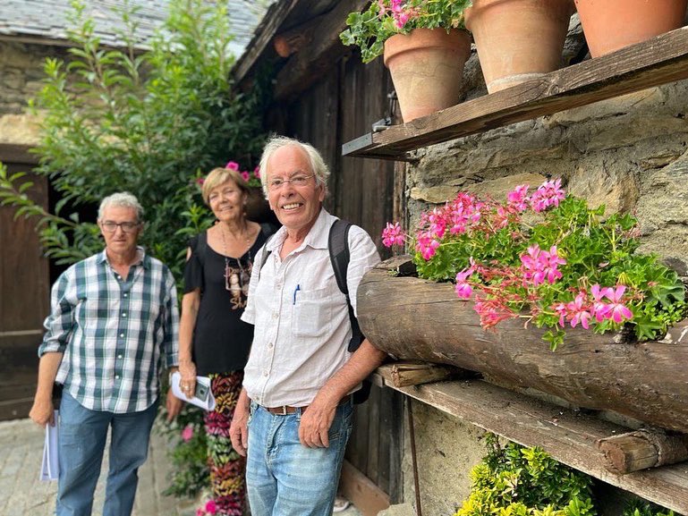 Bagergue_Aran's tweet photo. Avui hem rebut la visita del jurat de @vilesflorides . 
El pròxim 7 d’octubre als Jardins de l’Amfiteatre de Tarragona es celebrarà l’entrega de les Flors d’Honor 2022.🌹🌸🌺🌷💐
Molta sort per a totes les Viles Florides!❤️ https://t.co/bwjHDKuYcA