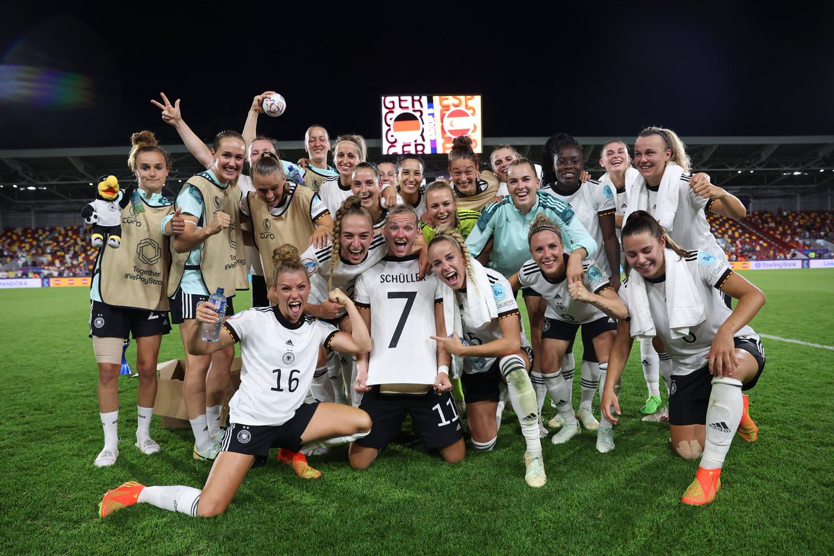 DFB_Frauen's tweet photo. So viel 🖤❤️💛 für dieses Team!!!

WIR #IMTEAM 🇩🇪 #hungriGER #WEURO2022 #GERESP
📸 DFB/Maja Hitij https://t.co/Vq1JYPXOJW