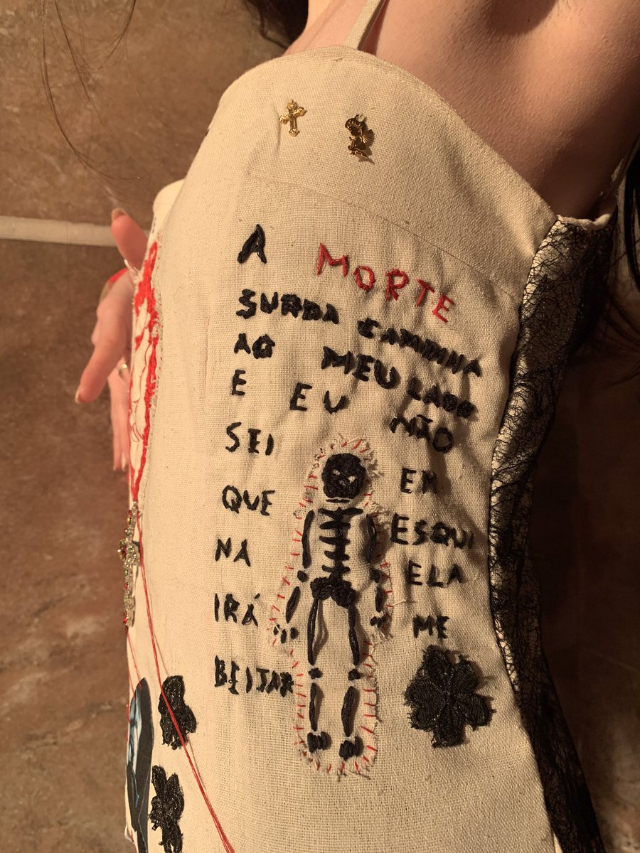Censicional's tweet photo. Só queria dzr q a Luíza q decidiu fzr moda no quinto ano estaria mt orgulho orgulhosa dos meu trabalhos da facul (quase morri no processo mas fiz cada detalhe do 0) https://t.co/jDb2u8WkSd