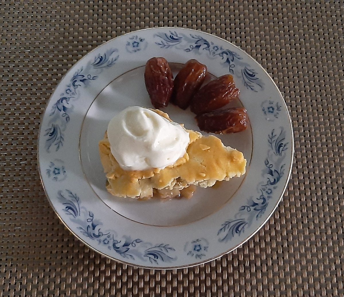 Me gusta el pie de manzana, pero la manzana se tiene que importar en Panamá porque es difícil que crezca aquí.

Para apoyar el producto nacional, usé chayote en reemplazo a la manzana y quedó igualito de bueno. Me inspiré en el pie de chayote de <a href="/ElTrapichepty/">Rest. El Trapiche</a>