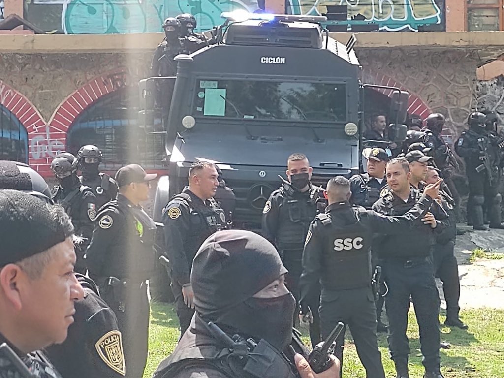 c4jimenez's tweet photo. TENÍAN UN BARRET CALIBRE 50, ARMAS LARGAS, GRANADAS, CHALECOS… 2 VÍCTIMAS RESCATADAS
Es parte de lo decomisado tras el enfrentamiento entre agentes de @SSC_CDMX y delincuentes en Topilejo
Revela @OHarfuch q son 14 detenidos, 74 cargadores, 13 granadas…
Así el arsenal criminal! https://t.co/STNHlbpxhM