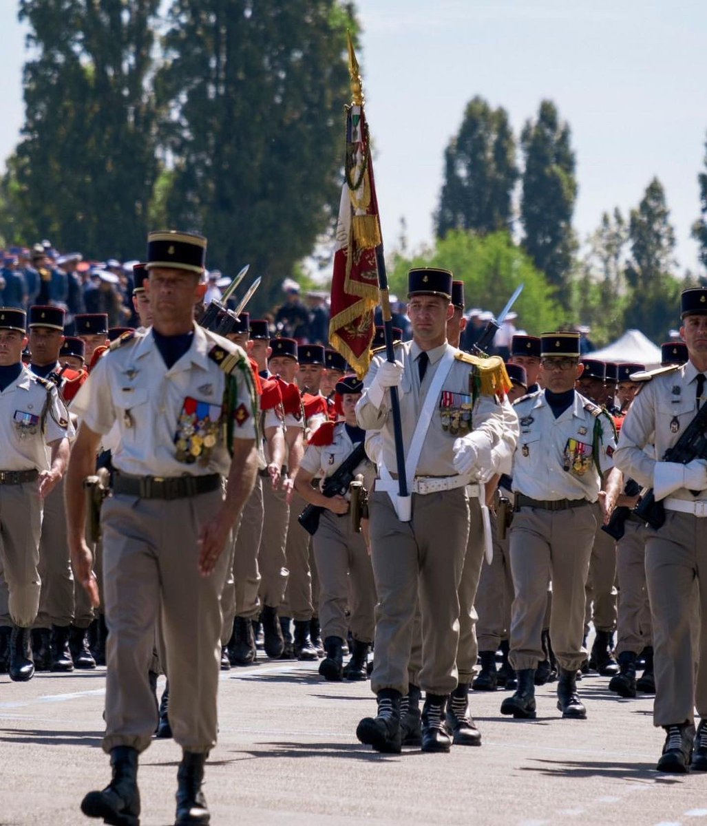 CDC3RAMa's tweet image. 14 Juillet 🇫🇷 J-2 | Sur les Champs Élysées, comme à Satory, les répétitions se poursuivent pour nos bigors du #3RAMa ! Pour jeudi ce sera « mêmes éléments, efficacité ! » Sérénité, concentration, force collective ! ⚓️👊🏼 #14Juillet  #400ansTDM #SoldatsDeFrance
