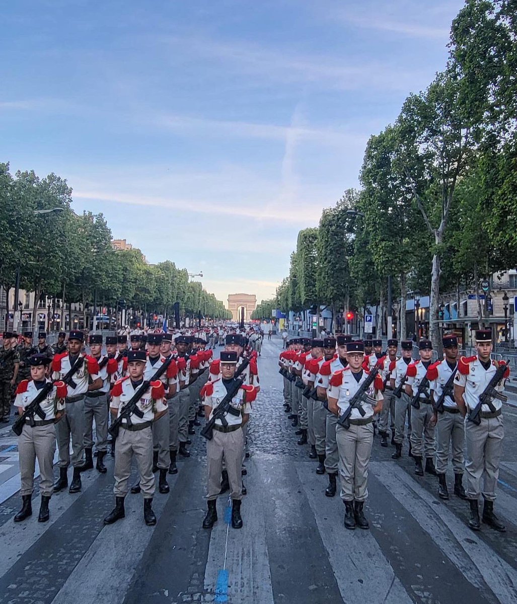 CDC3RAMa's tweet image. 14 Juillet 🇫🇷 J-2 | Sur les Champs Élysées, comme à Satory, les répétitions se poursuivent pour nos bigors du #3RAMa ! Pour jeudi ce sera « mêmes éléments, efficacité ! » Sérénité, concentration, force collective ! ⚓️👊🏼 #14Juillet  #400ansTDM #SoldatsDeFrance