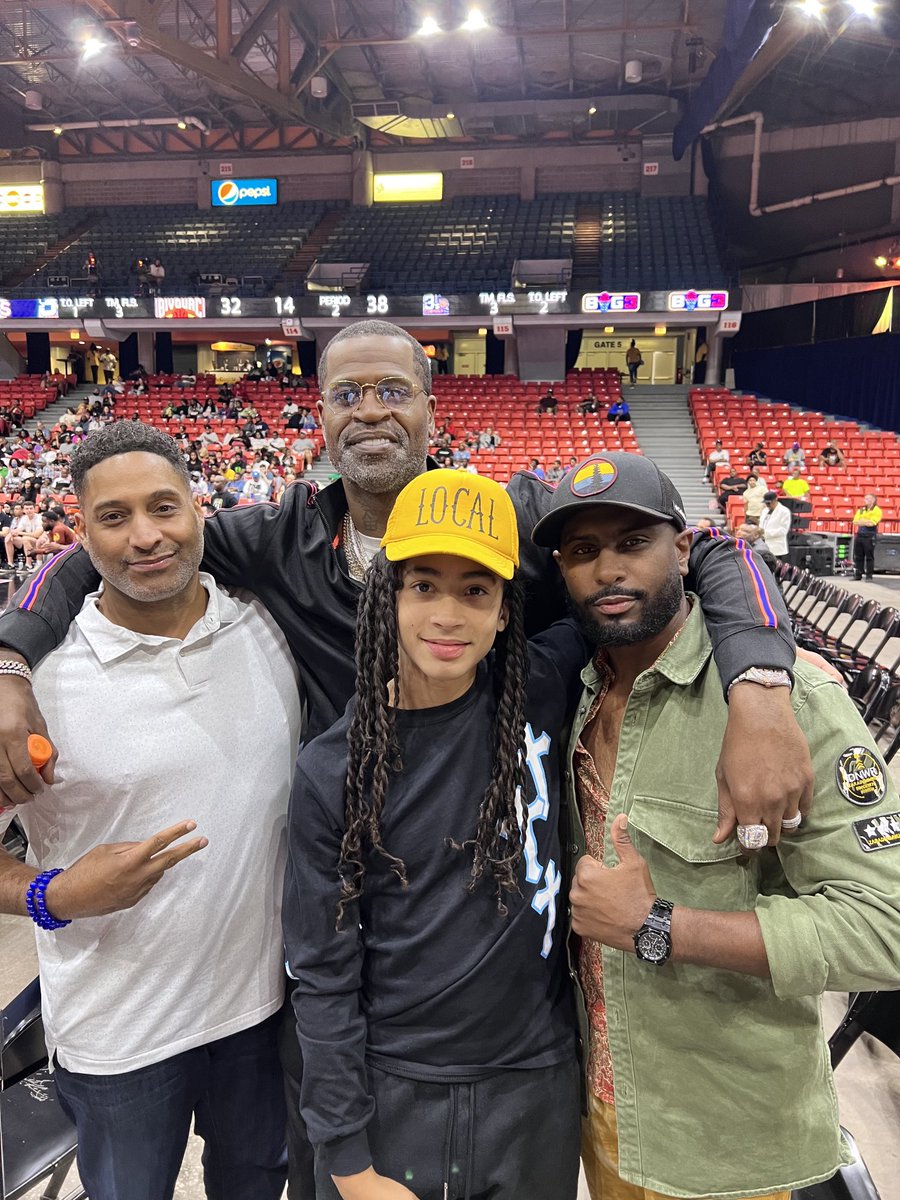 VZZNBUILDER1's tweet photo. Our brother Stephen “Stak” Jackson 14year #NBAVet ⁦@NBA⁩ Champion Co-Host of hit ⁦@Showtime⁩ Podcast #AllTheSmoke with @Matt_Barnes22⁩ Stak coaches @thebig3⁩ team ⁦@BIG3_Trilogy⁩. Cool nephew Miles ⁦@CuttinosLife⁩ ⁦@iamterrycrypto⁩ #Saitapro 🏀 https://t.co/pI9WqqUrVS