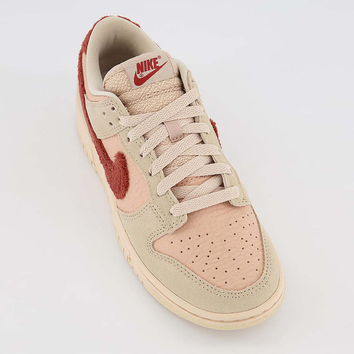 houseofheat's tweet photo. Y'all feeling the “Terry Swoosh” Nike Dunk Low? 🤷🏽‍♂️

MORE HERE: https://t.co/wXF4Emkbep https://t.co/Ae3TCEMq0h