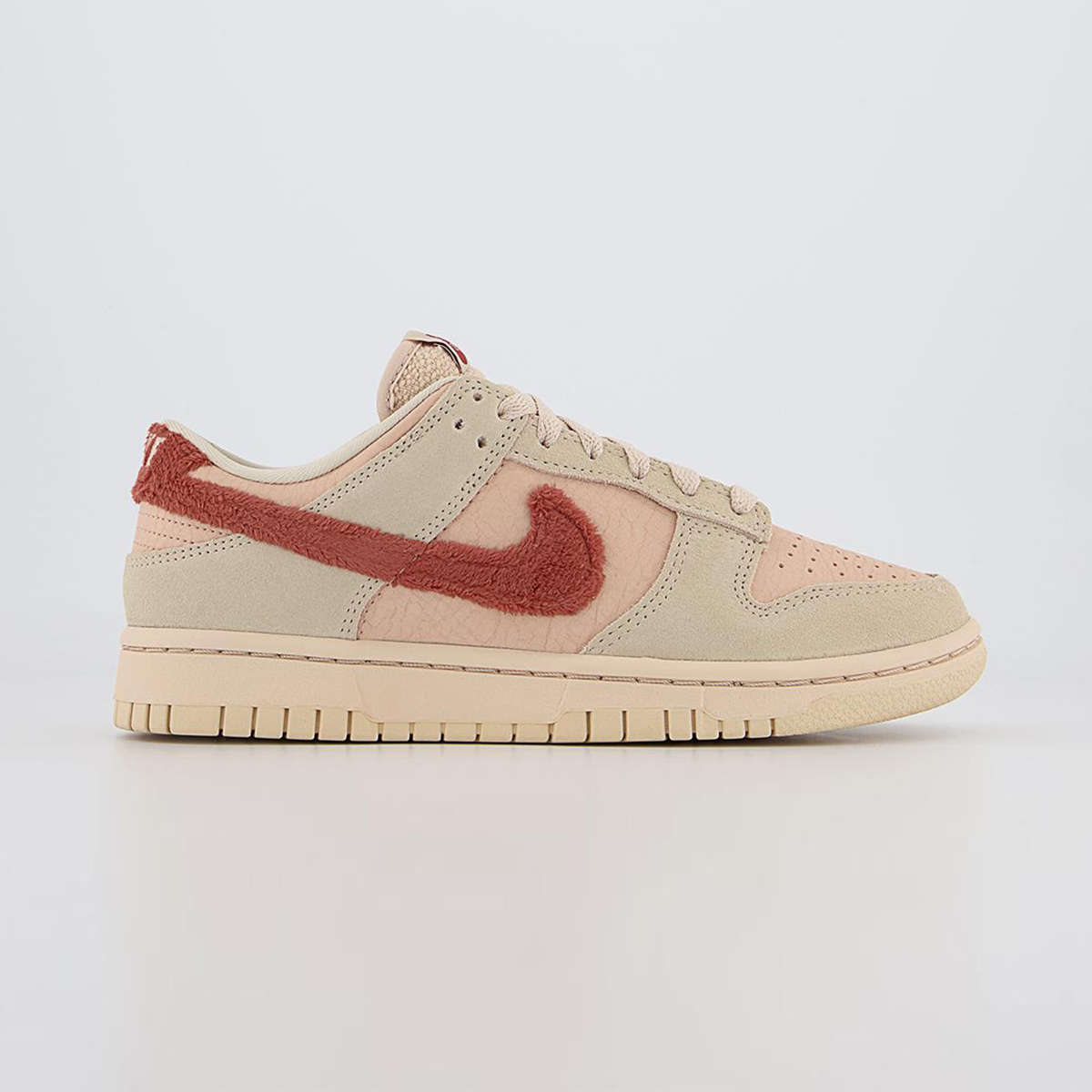 houseofheat's tweet photo. Y'all feeling the “Terry Swoosh” Nike Dunk Low? 🤷🏽‍♂️

MORE HERE: https://t.co/wXF4Emkbep https://t.co/Ae3TCEMq0h
