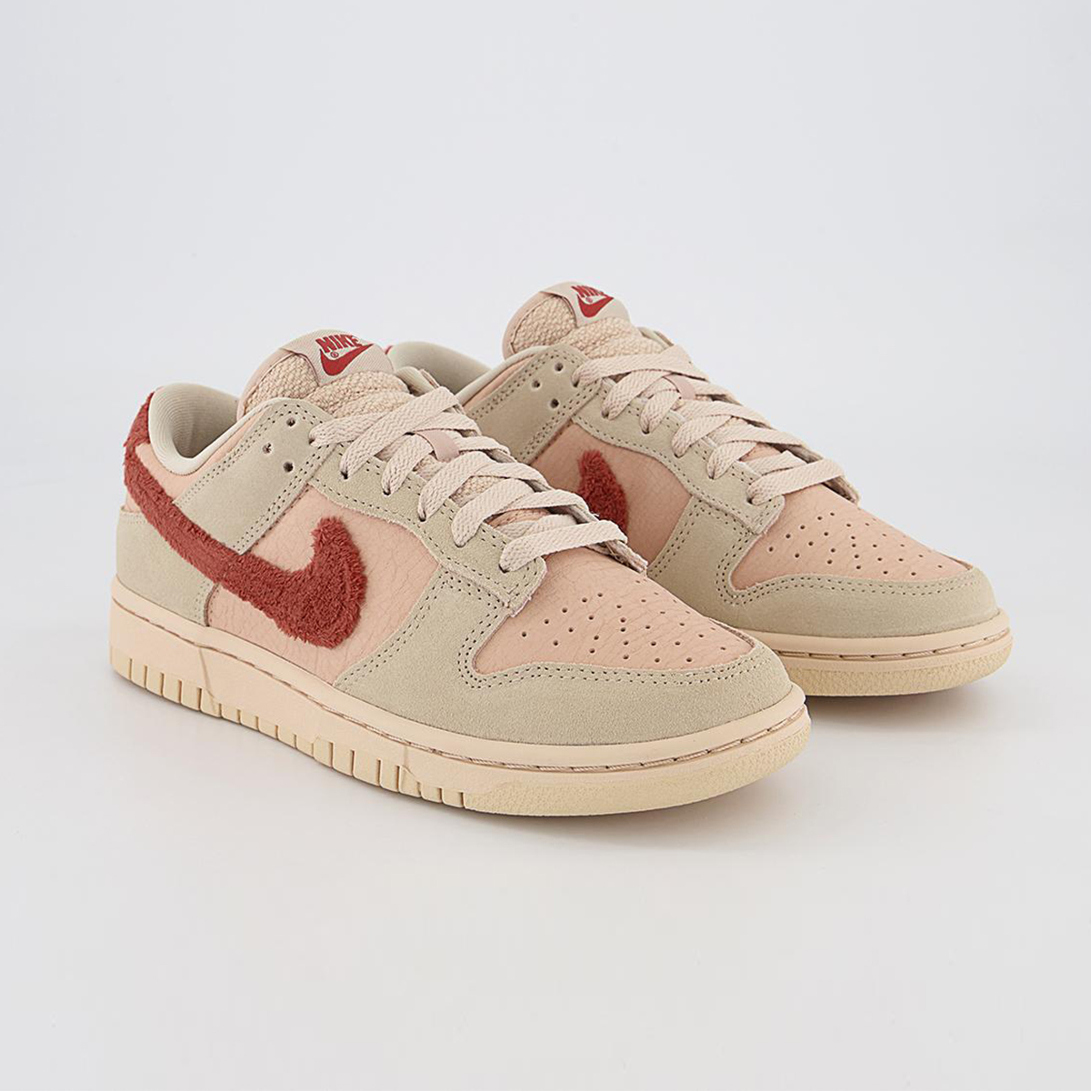 houseofheat's tweet photo. Y'all feeling the “Terry Swoosh” Nike Dunk Low? 🤷🏽‍♂️

MORE HERE: https://t.co/wXF4Emkbep https://t.co/Ae3TCEMq0h