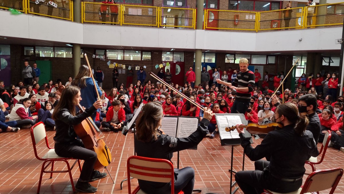 🎵“Tejiendo sonidos desde las emociones” llevó la música primero a las escuelas a través del #ViveroMusical y el Quinteto Molto Giocoso, para disfrutar luego de un concierto didáctico con la Orquesta en la @NaveUNCuyo .🚀