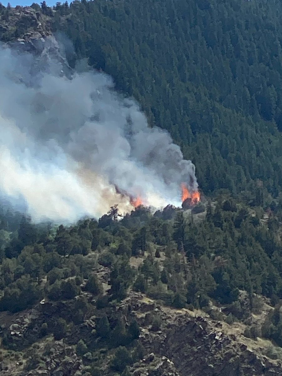 <a href="/WestMetroFire/">WestMetroFire</a> and air support on scene LookoutAlert sent to 60 residences; full evac for Mt Lindo &amp; tip of Willow Springs. Evac site is currently The Fort; this location may change.
