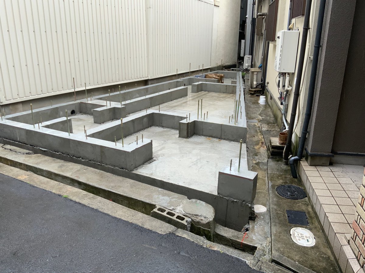 akihikoebihiko's tweet photo. 【TINY STYLE PROJECT】
地盤改良工事を終え、基礎工事が完了しました!
画像は墨出し、配筋工事、基礎完了時となります。
今週土台を敷いて、いよいよ上棟となります。
とにかく無事に工事が進む事を祈ります!
#TINYSTYLE
#狭小地
#都会の暮らし
#ユニオン設計
#UNIONエンタープライズ https://t.co/Y4I65qpXpu