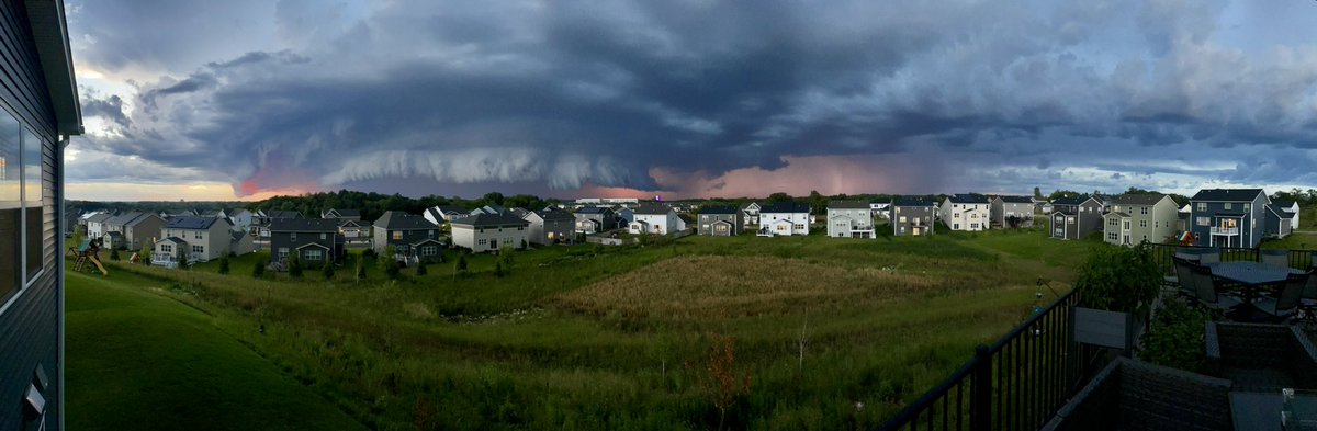 Hatz25's tweet photo. Tonight’s storm in Minneapolis as it approached Inver Grove Heights and the @Vikings facility @NWSTwinCities @ian_leonard @ryanhallyall @ReedTimmerAccu https://t.co/qTeOpjHf88