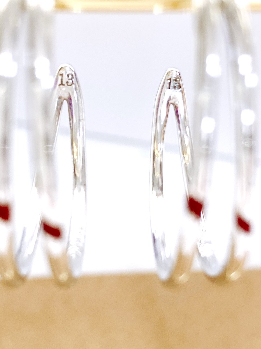 yossy_jm13's tweet photo. 13日の今日✨

『13』が刻まれたピアス

届いたよーーー😭😭😭

偶然だろうけど…嬉しいなぁ🥹
記憶にもしっかり刻んどこ…🫶

BOXにもJIMINの文字が
エンボスされてる…🥹✨

2022.7.13 ✍️
@bts_bighit  #ArtistMadeByBTS #JIMIN  #red_carving_earing  #ArtistMadeByJIMIN https://t.co/RsCucnQKjP