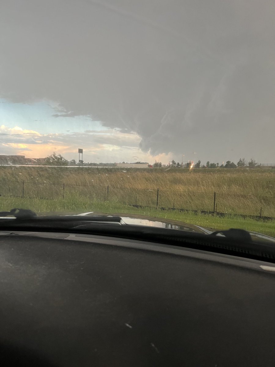 Janmandy's tweet image. Leading edge of a Thunderstorm in Brooklyn Park around 8:30pm ⁦@ian_leonard⁩ ⁦@NWSTwinCities⁩