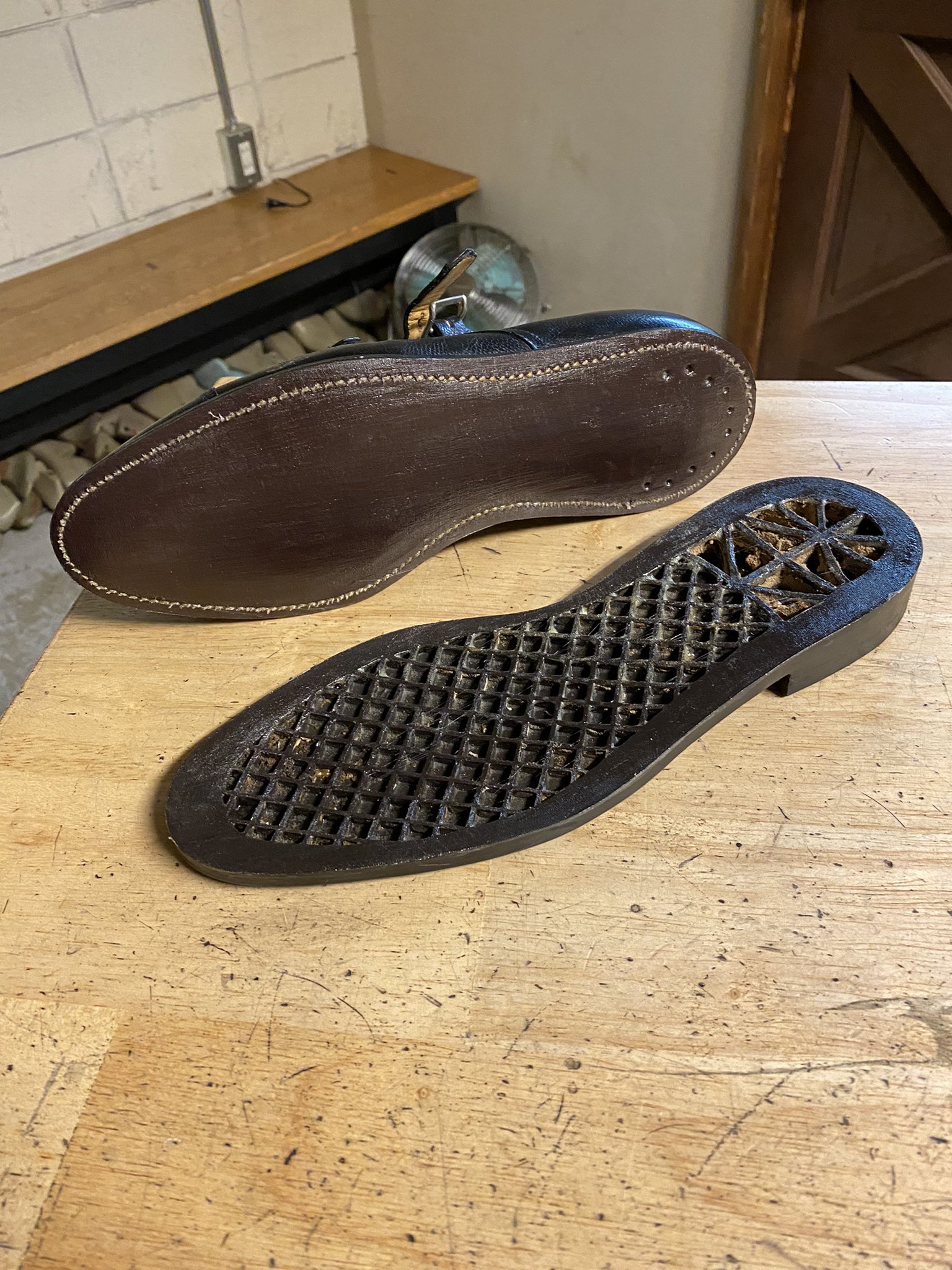 注文靴 靴修理bonta 最近 接着剥がれが増えてます 靴底を接着しているボンドが熱で柔らかくなり 接着力が落ちる温度が60度前後 夏場のアスファルト上面の温度も同じ60度前後 だから 接着し直してもまた剥がれます 対処方は耐熱性の高い接着剤を