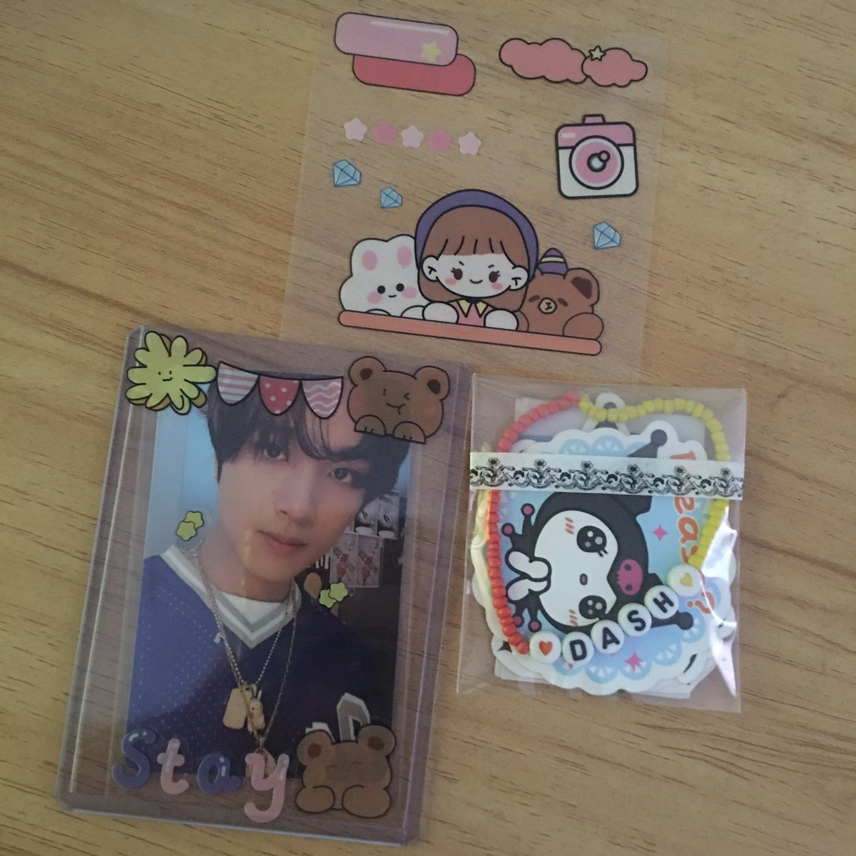 hyuck_carrt's tweet photo. 𓆩♡𓆪 

hyuck came home na sparks saur much thank u so much for packing it safe and also i like the bracelet &amp; freebies !! ( fo sure i would use it !!! )  thank u for trading w/ me! @oreynjii_rko 💗

#hyuckmails https://t.co/WfYbUIyV9Y
