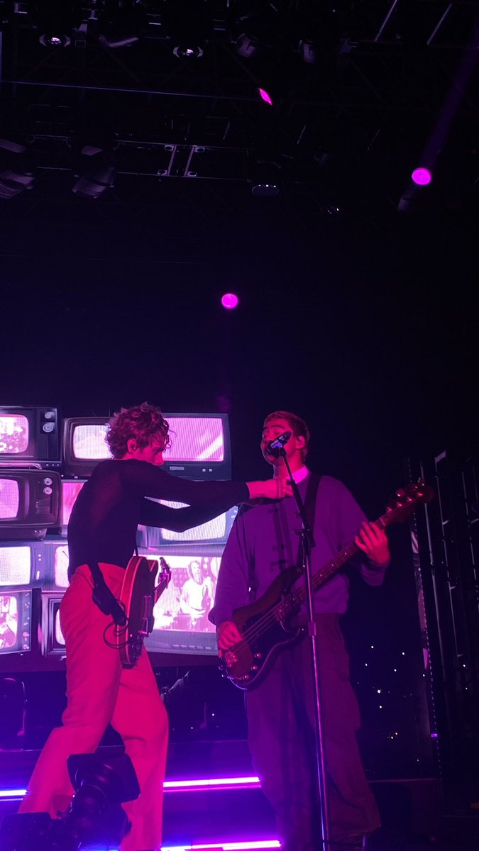 Ightningthief's tweet photo. i am nothing if not a calum + luke enjoyer #TakeMyHandNY1 #takemyhandtour https://t.co/ss74a6u7iK