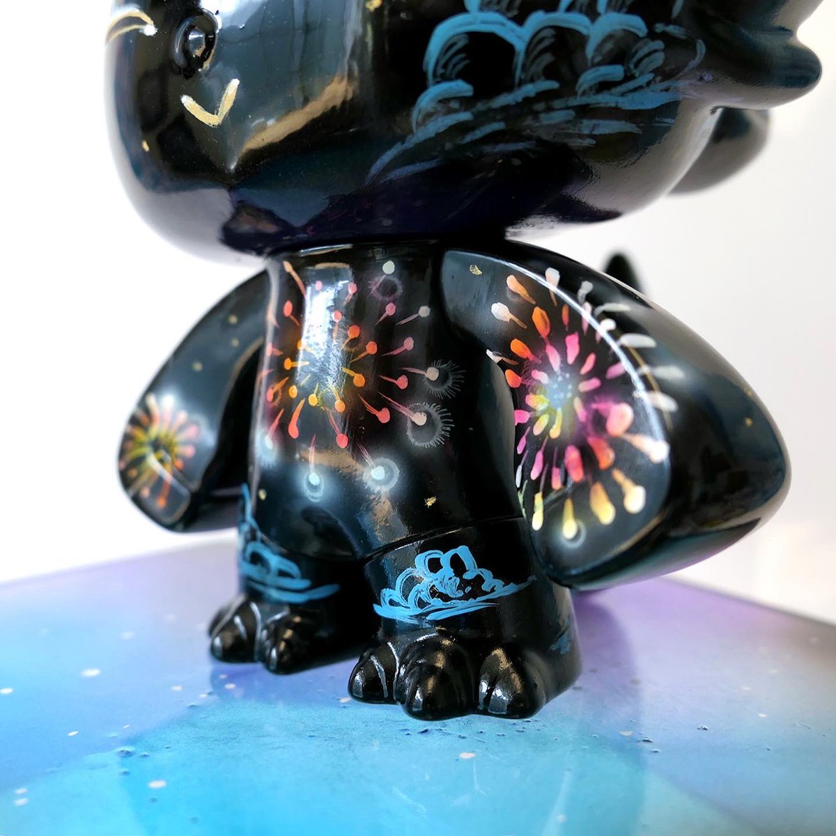MartinHsu's tweet photo. ‘Galactic Hanabi 花火 (Fireworks)’ by @maxtoyco #SDCC #DragonBoySuper 1/1 online pre-order this Friday 9am PT 🎆 https://t.co/j1SdTGVa27
.
#sdcc2022 #sdcc22 #sdcc2022exclusive #arttoy #customtoy #vinylfigure #dragonboy #maxtoys https://t.co/VsAed26jhx