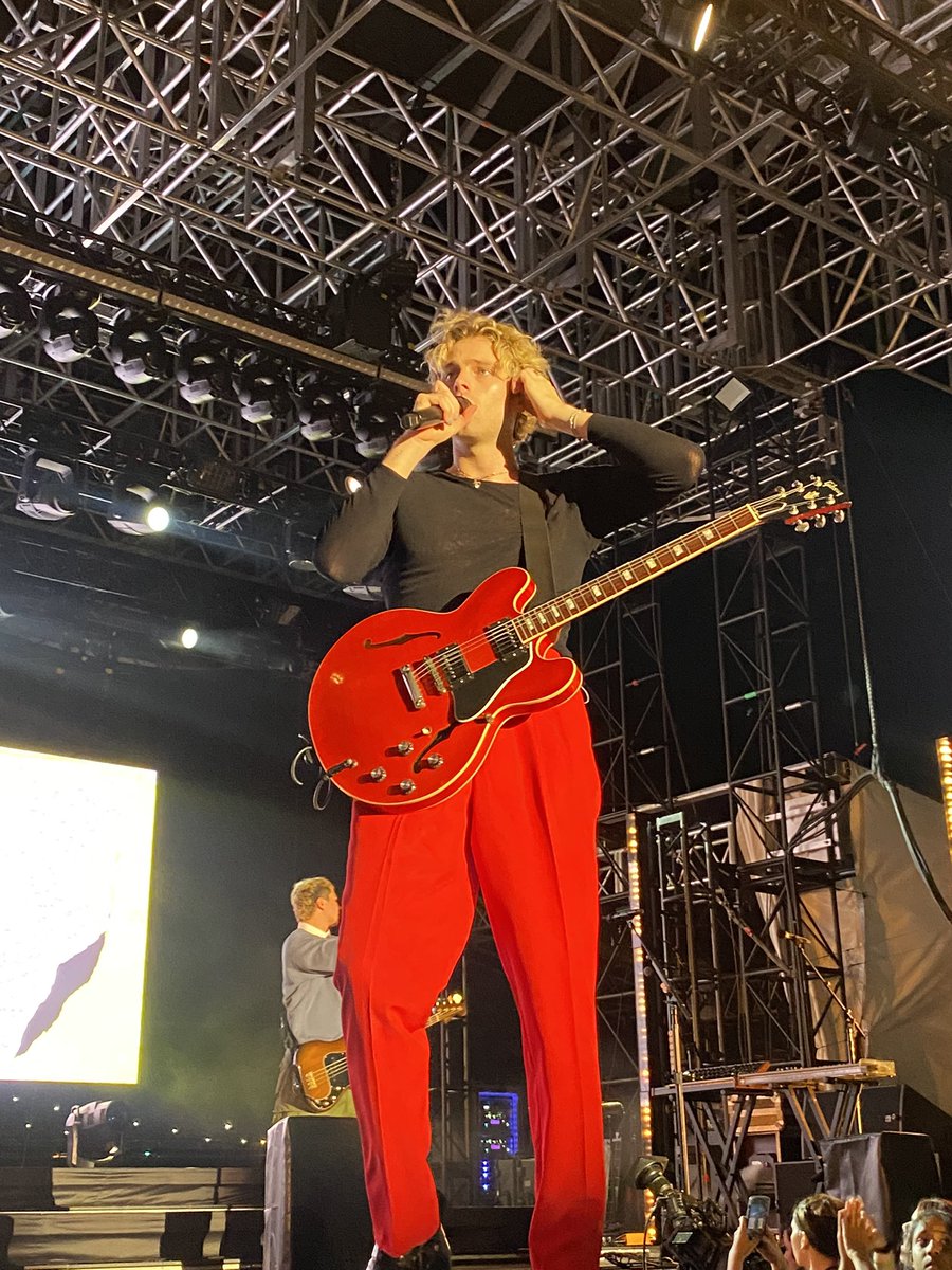 badomensIive's tweet photo. luke hemmings you’ll always be famous❤️ #TakeMyHandNY1 https://t.co/S8CuWDmH8Z