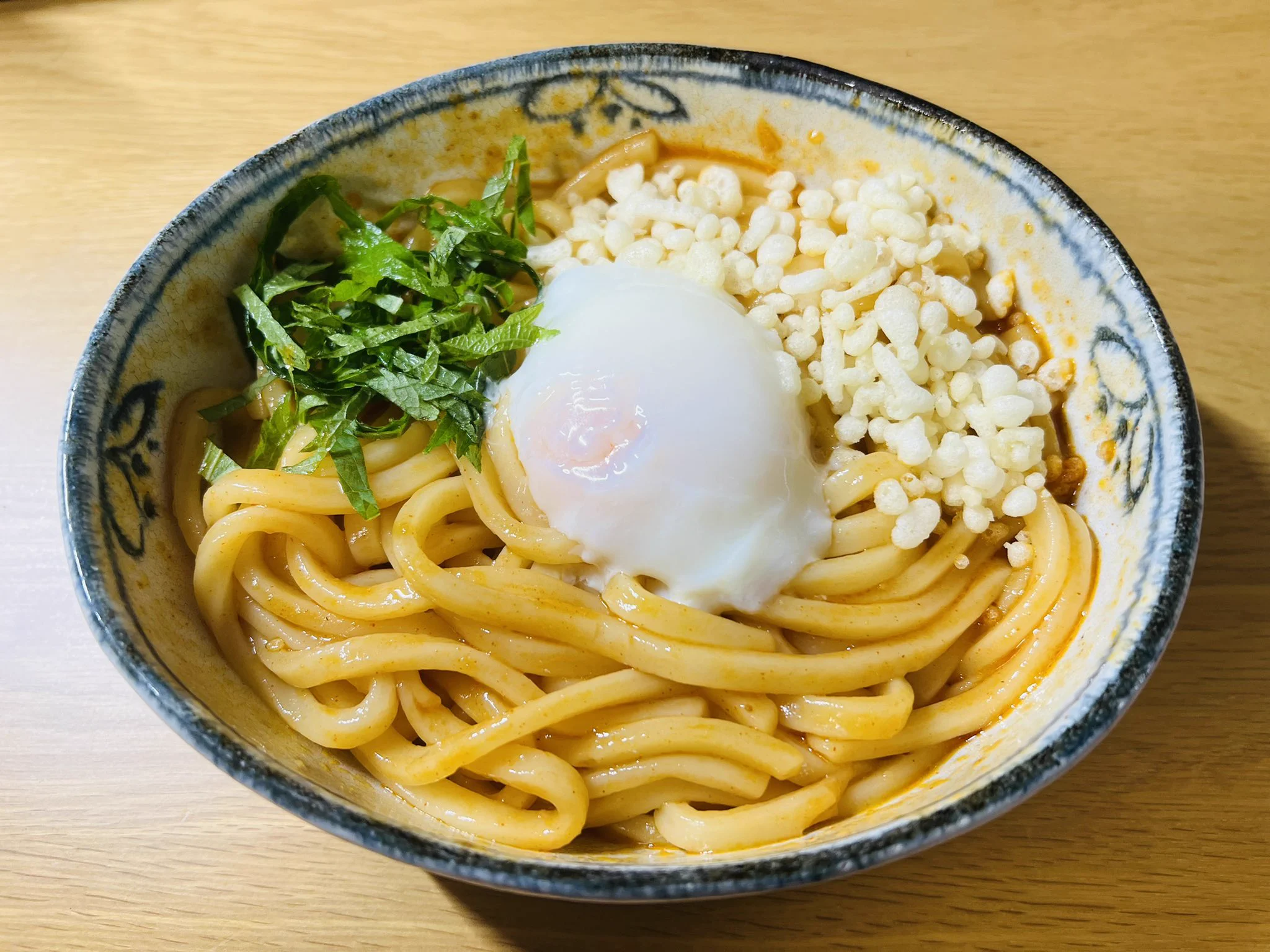 実際に作ってみた！！！
ネギも白ゴマもないのになぜか温玉があった謎家庭はこちらです💁‍♂️
温玉だけじゃ寂しいから家にあった天かすと大葉入れてみたけどまぁネギの方が合うか、、って感じ笑
うどんの味はめっちゃ美味しかったし簡単やから辛いの好きな人は作ってみて！  