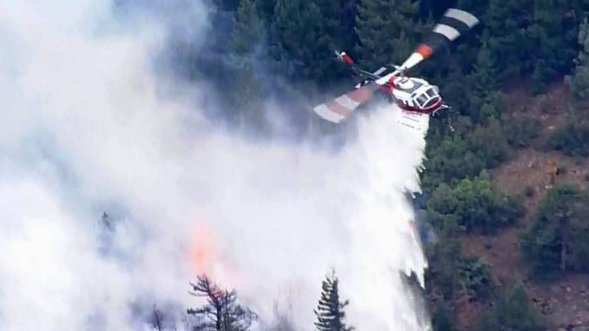 RobCBS4's tweet image. Assisting @WestMetroFire, #SnowCreek Fire near #Morrison, CO pounded by retardant &amp;amp; water drops from 4 #fireaviation aircraft. Copters utilized nearby Kingfisher Lake resulting in quick turnaround times &amp;amp; #SEAT tankers laid down containment lines. The latest @CBSNewsColorado @ 10