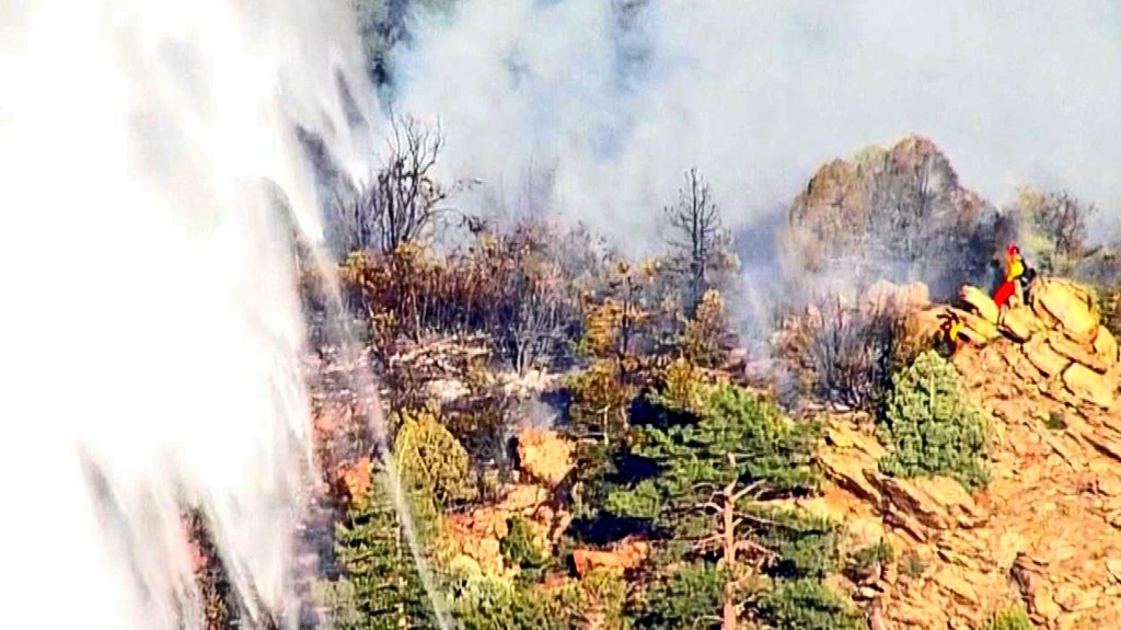 RobCBS4's tweet image. Assisting @WestMetroFire, #SnowCreek Fire near #Morrison, CO pounded by retardant &amp;amp; water drops from 4 #fireaviation aircraft. Copters utilized nearby Kingfisher Lake resulting in quick turnaround times &amp;amp; #SEAT tankers laid down containment lines. The latest @CBSNewsColorado @ 10