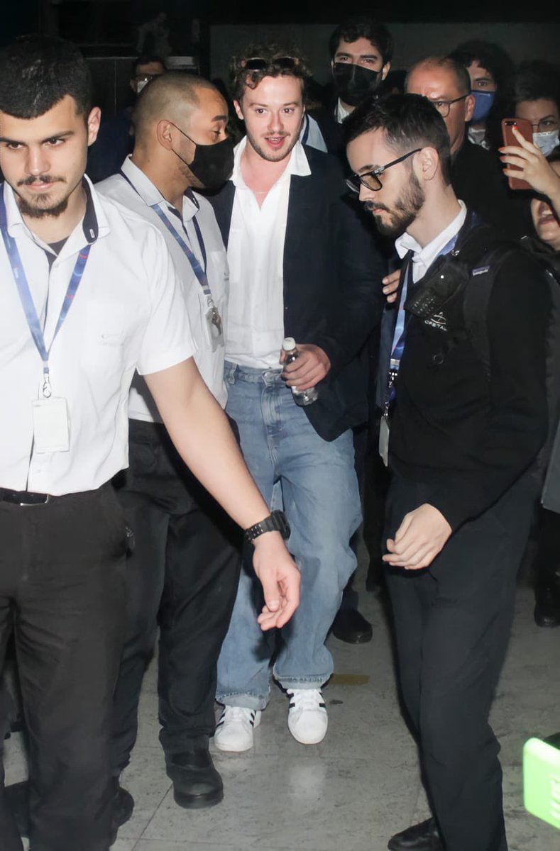 rapha_635's tweet photo. E eu que fiz o atendimento do Joseph Quinn no aeroporto de Gru e isso me rendeu fotos MARAVILHOSAS na internet inteira 😹 #StrangerThings #StrangerThingsbr #josephquinn #EDDIEMUNSON https://t.co/LHYH9bUVM7