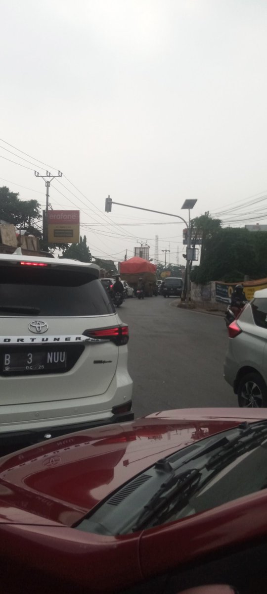ajibbener2015's tweet photo. Tolong pak polisi https://t.co/dsUTrJ3Du7