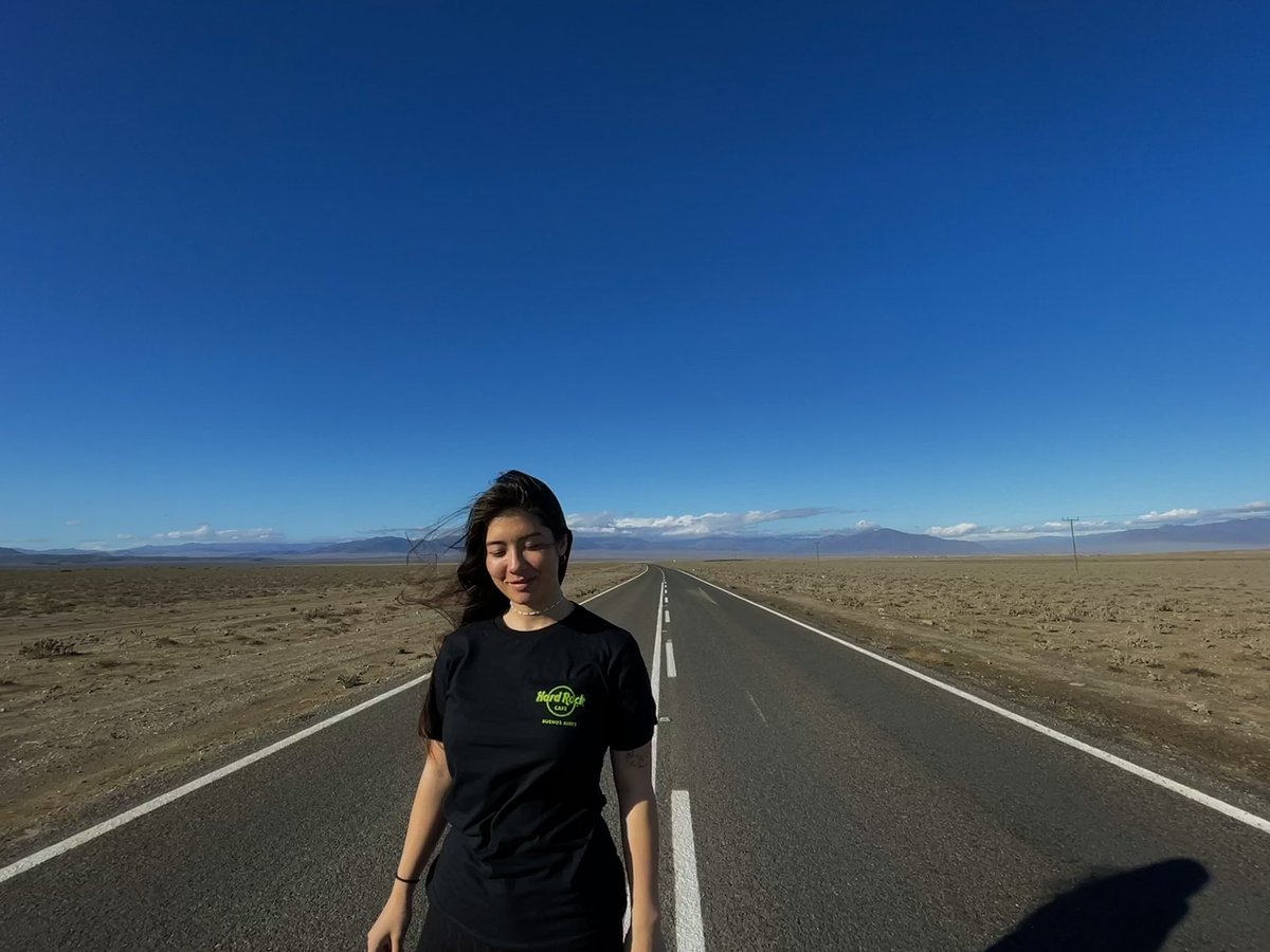 milachannn's tweet photo. In der Umgebung von La Serena (etwa 480 km nördlich von Santiago) findet man diese Landschaft. Sie ist ziemlich karg und trocken. Trotzdem hat sie was super magisches und verzauberndes. Ich persönlich kam mir bei der Weite vor wie ein winziges Erdmännchen🦫🤓 #studierenweltweit https://t.co/QgZOeN4p5C