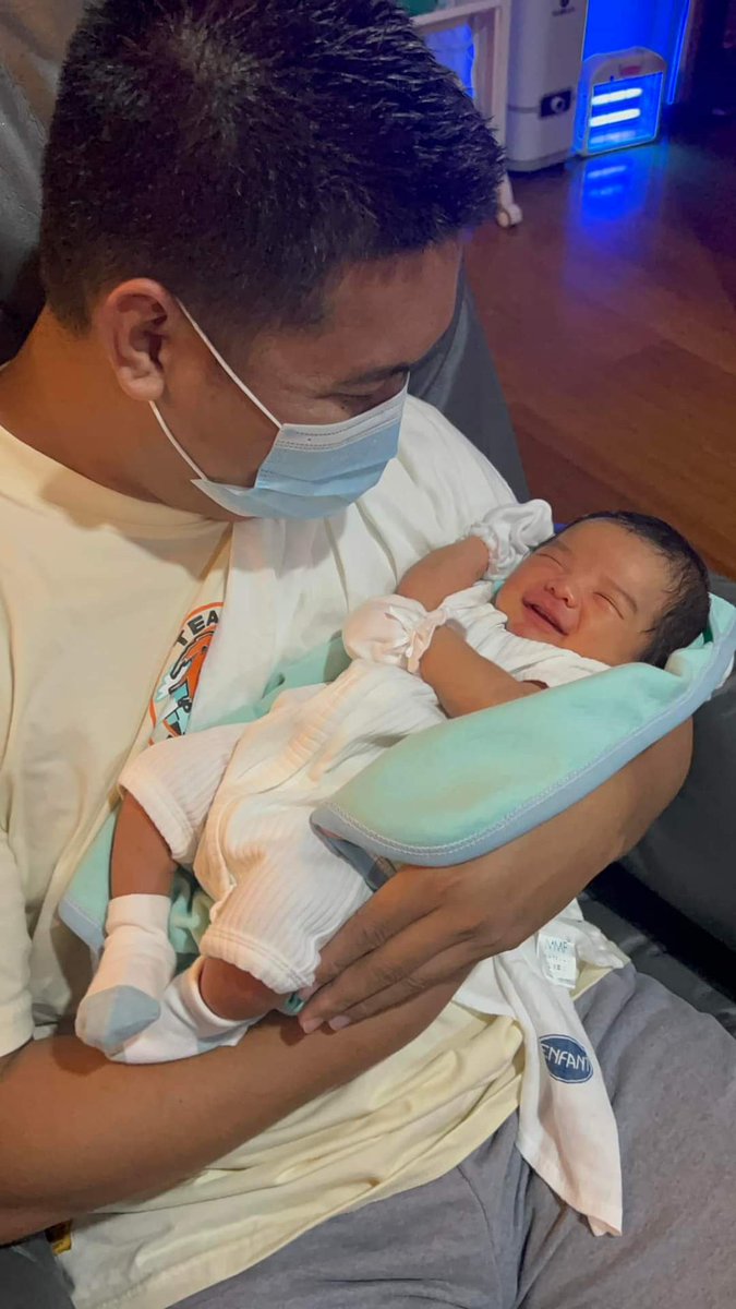 Imjunnieboy's tweet photo. Ang bungisngis naman ng bebe kidlat pag kausap ang kanyang daddy.

-> https://t.co/lWfNM73xHi https://t.co/veTv2VRR0R